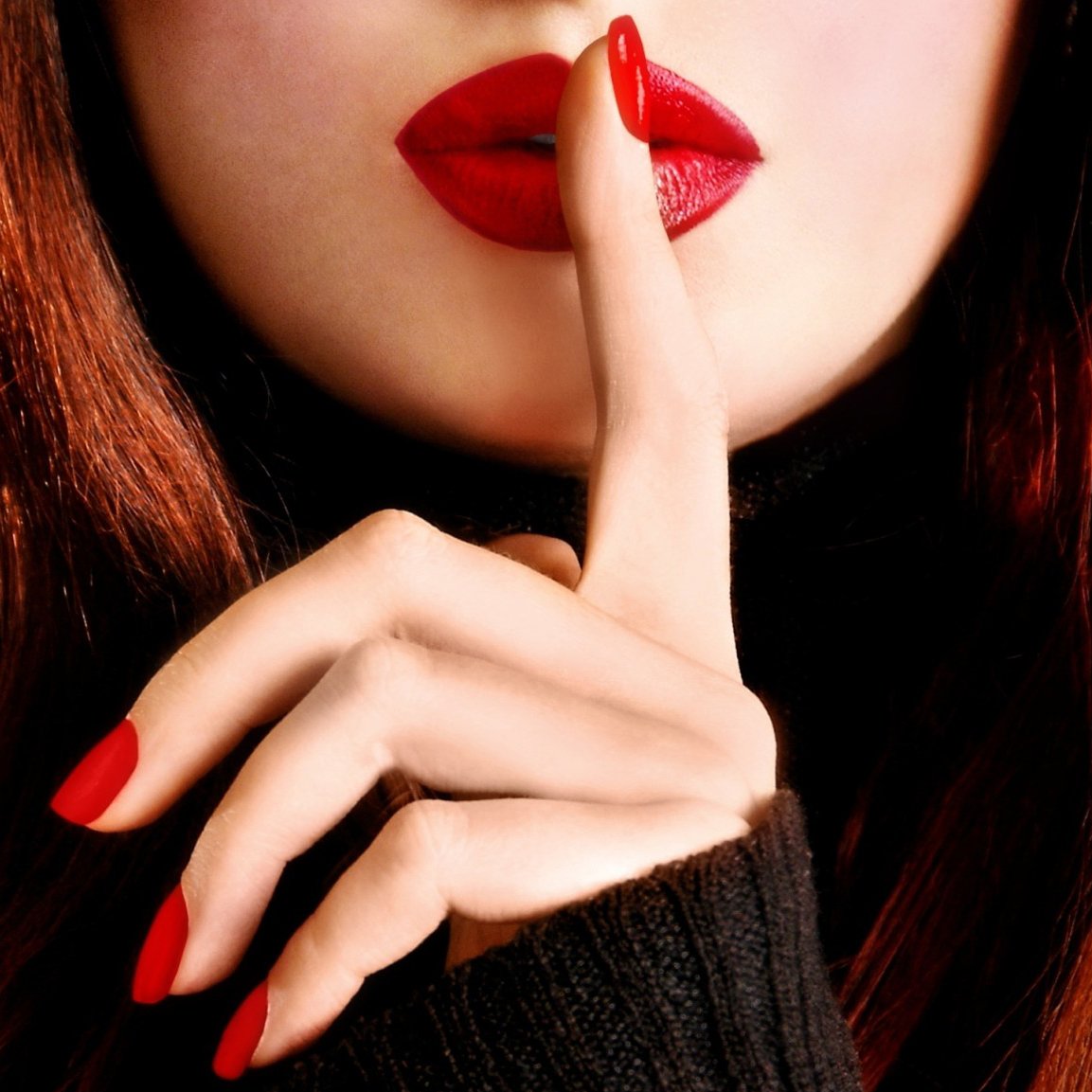 Девушка с пальцем у губ