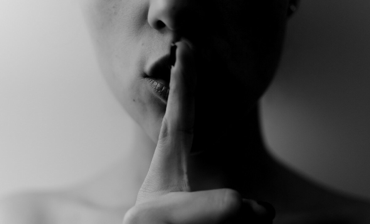 Палец во рту у девушки