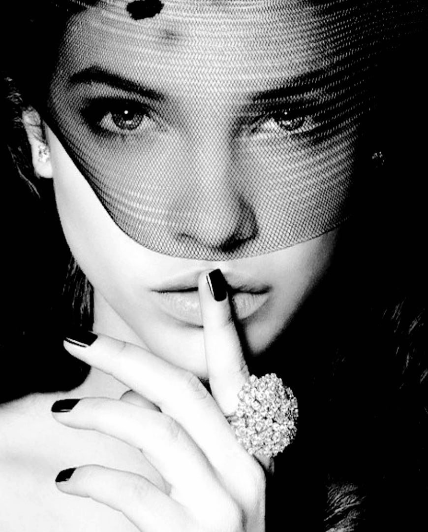 Палец у губ тихо