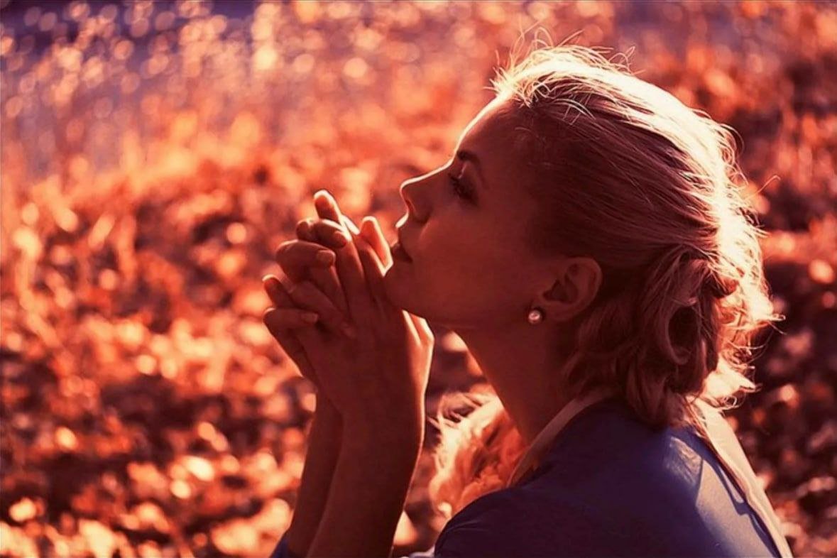 Палец во рту у девушки