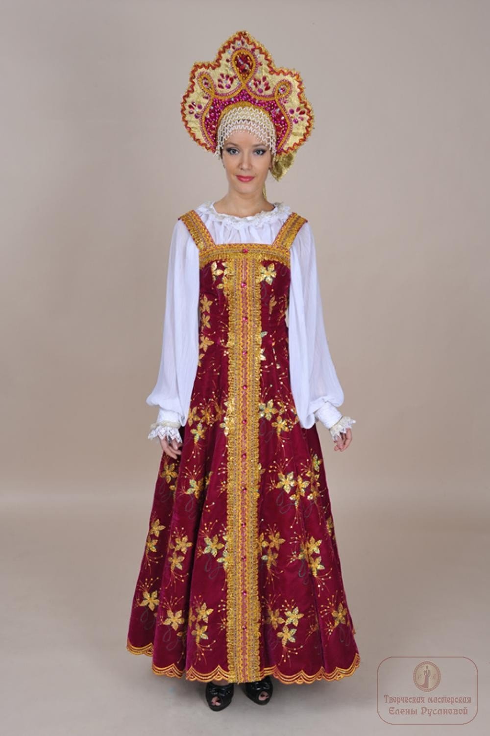 Девушка в русском сарафане