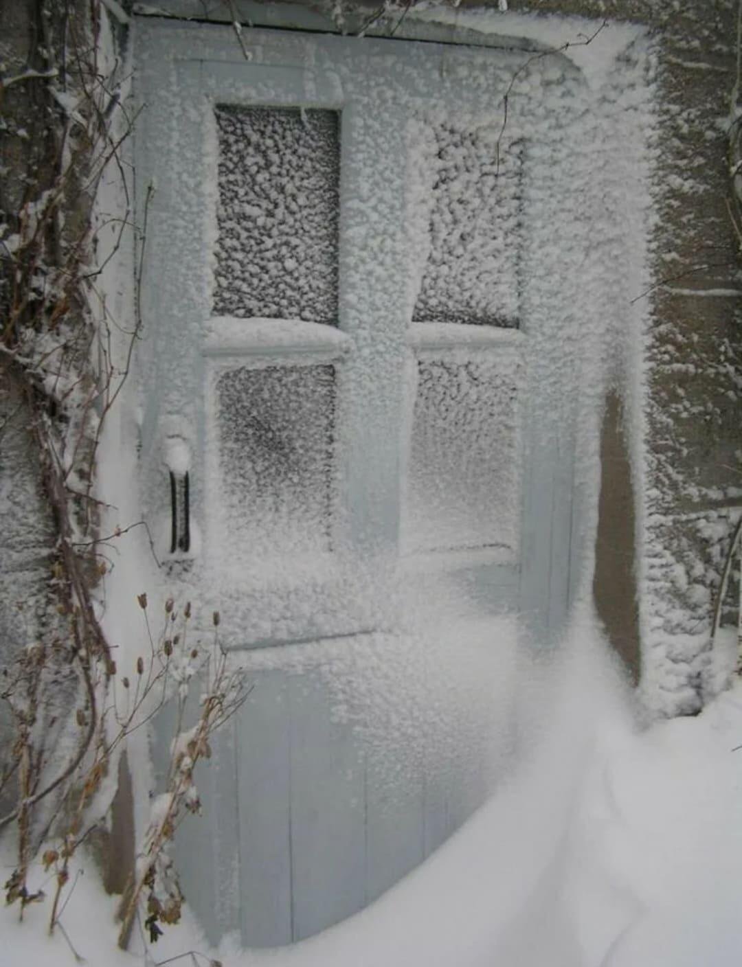 Снег за окном