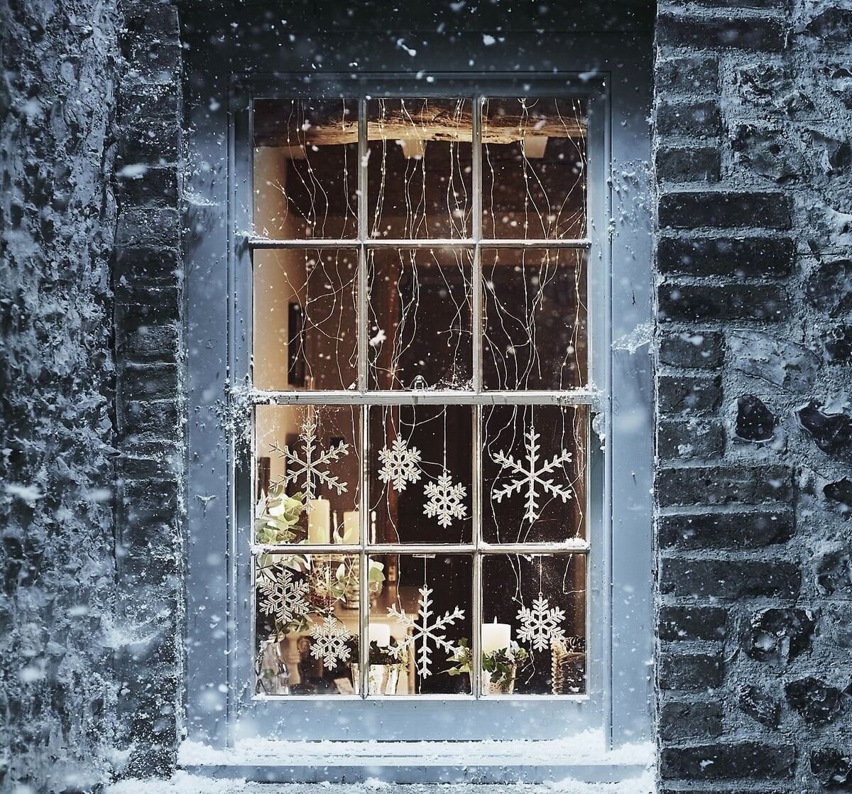 Зимнее окно снаружи