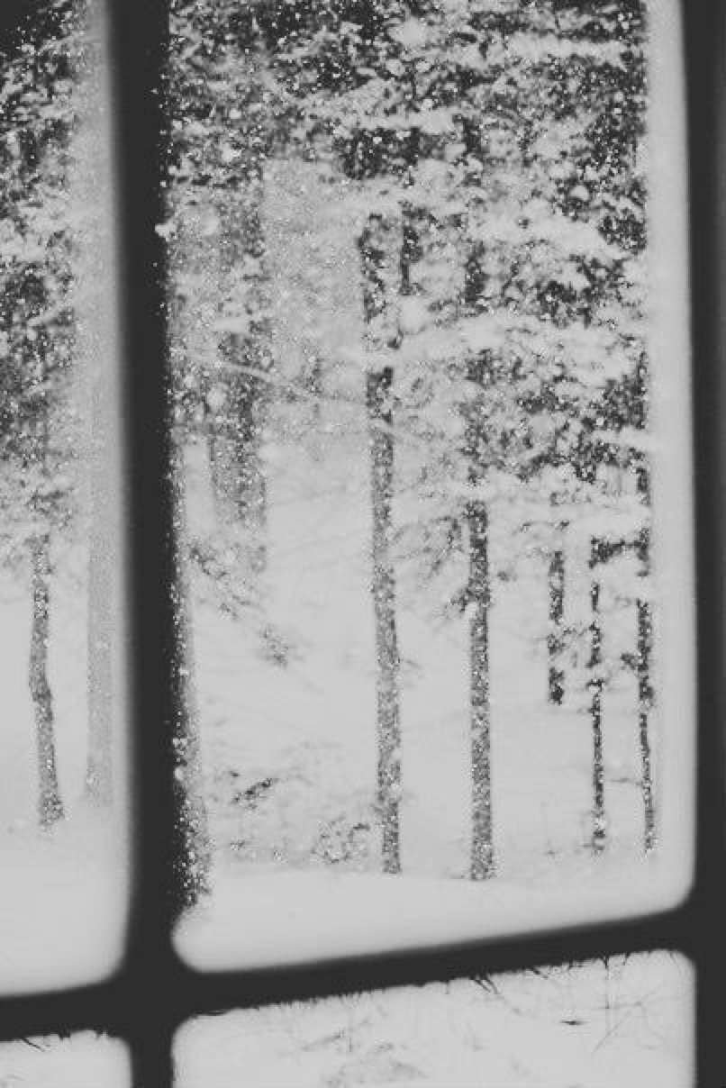 Падает снег за окном