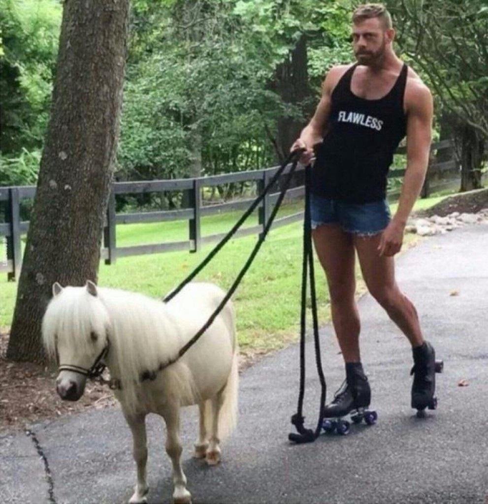 Ману Беннетт на коне