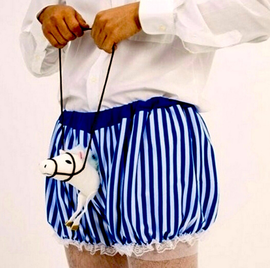 Мужчина на белом коне