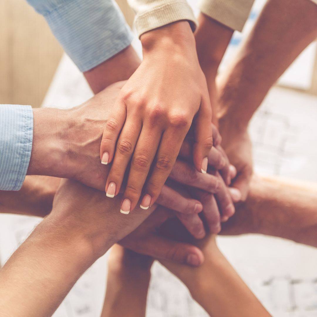 Люди дерадаться за руки