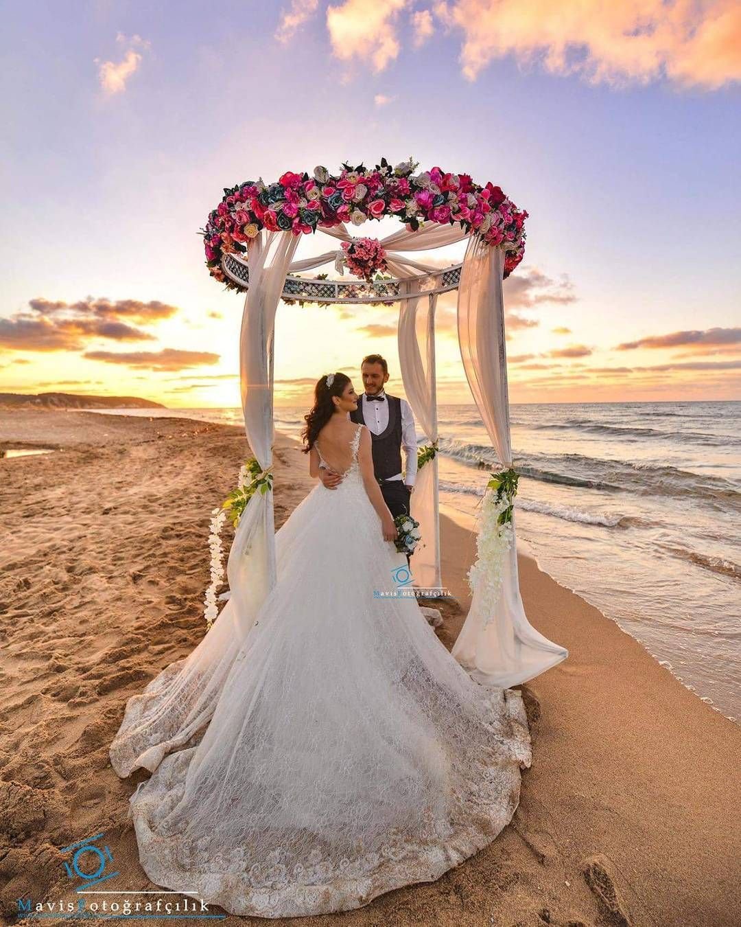 Жених и невеста со спины