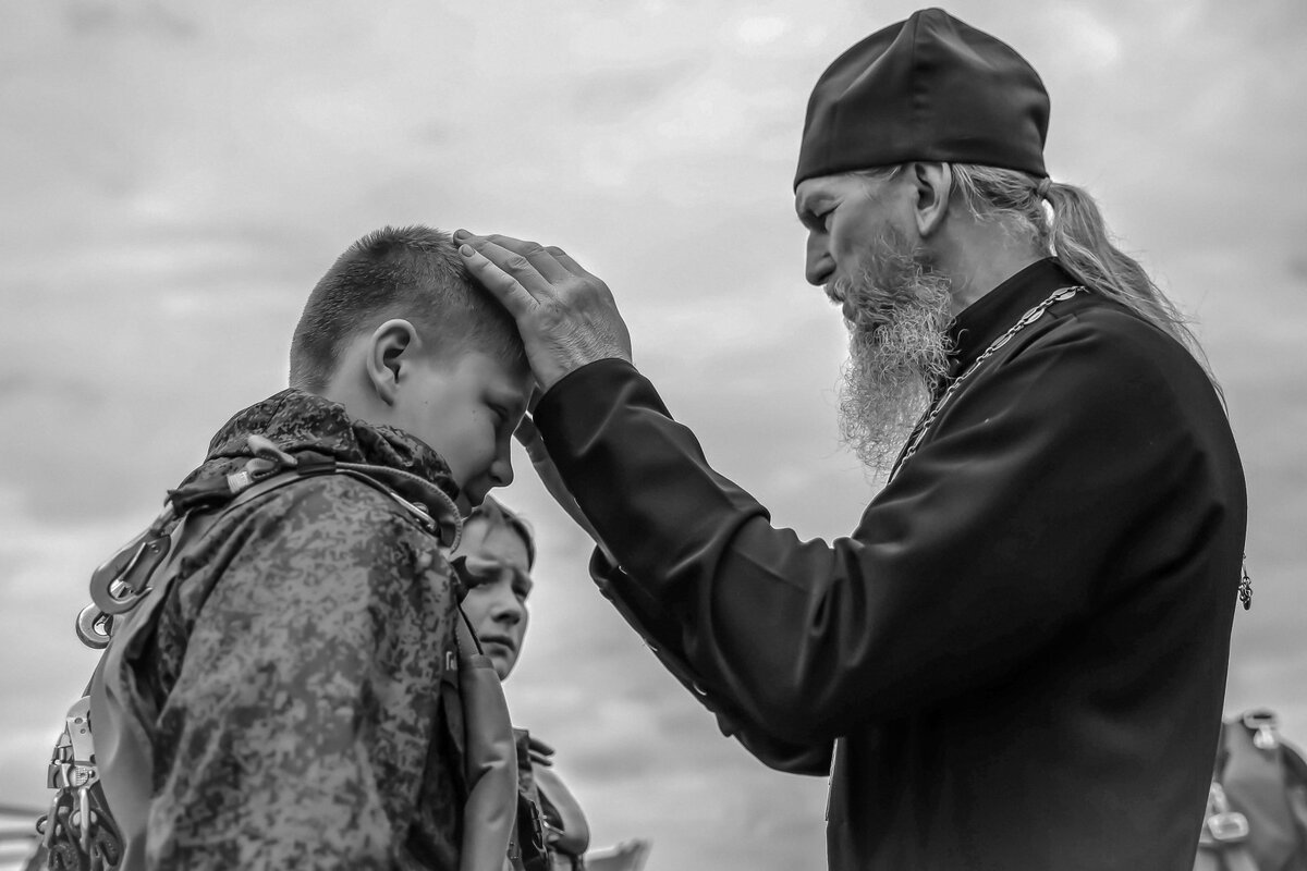 Батюшка благословляет