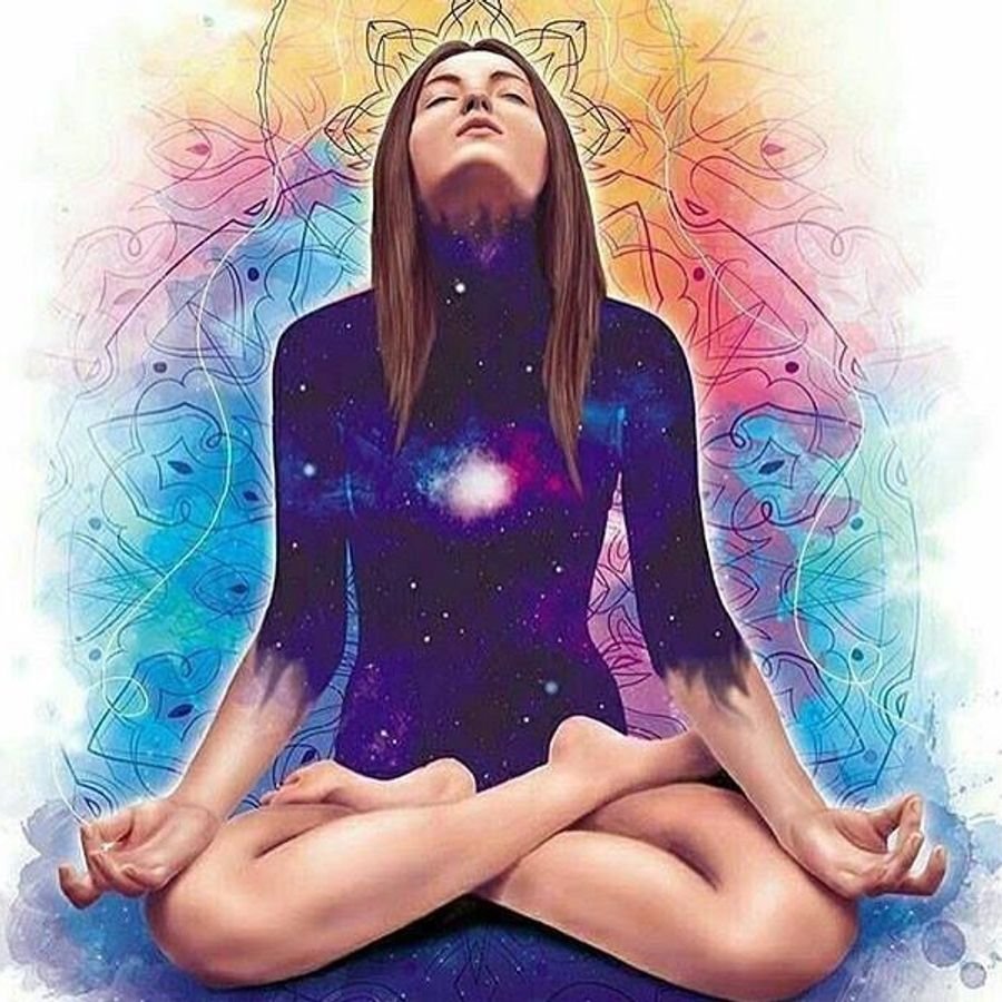 Девушка в позе лотоса