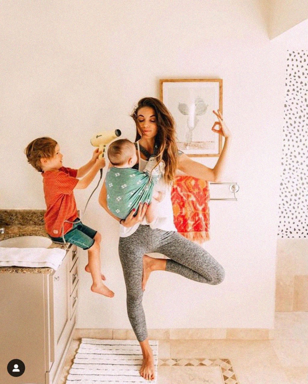 Мама с двумя детьми