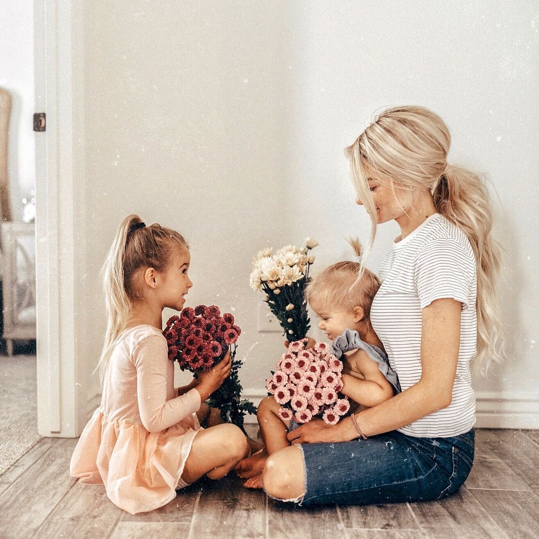 Мама с двумя детьми