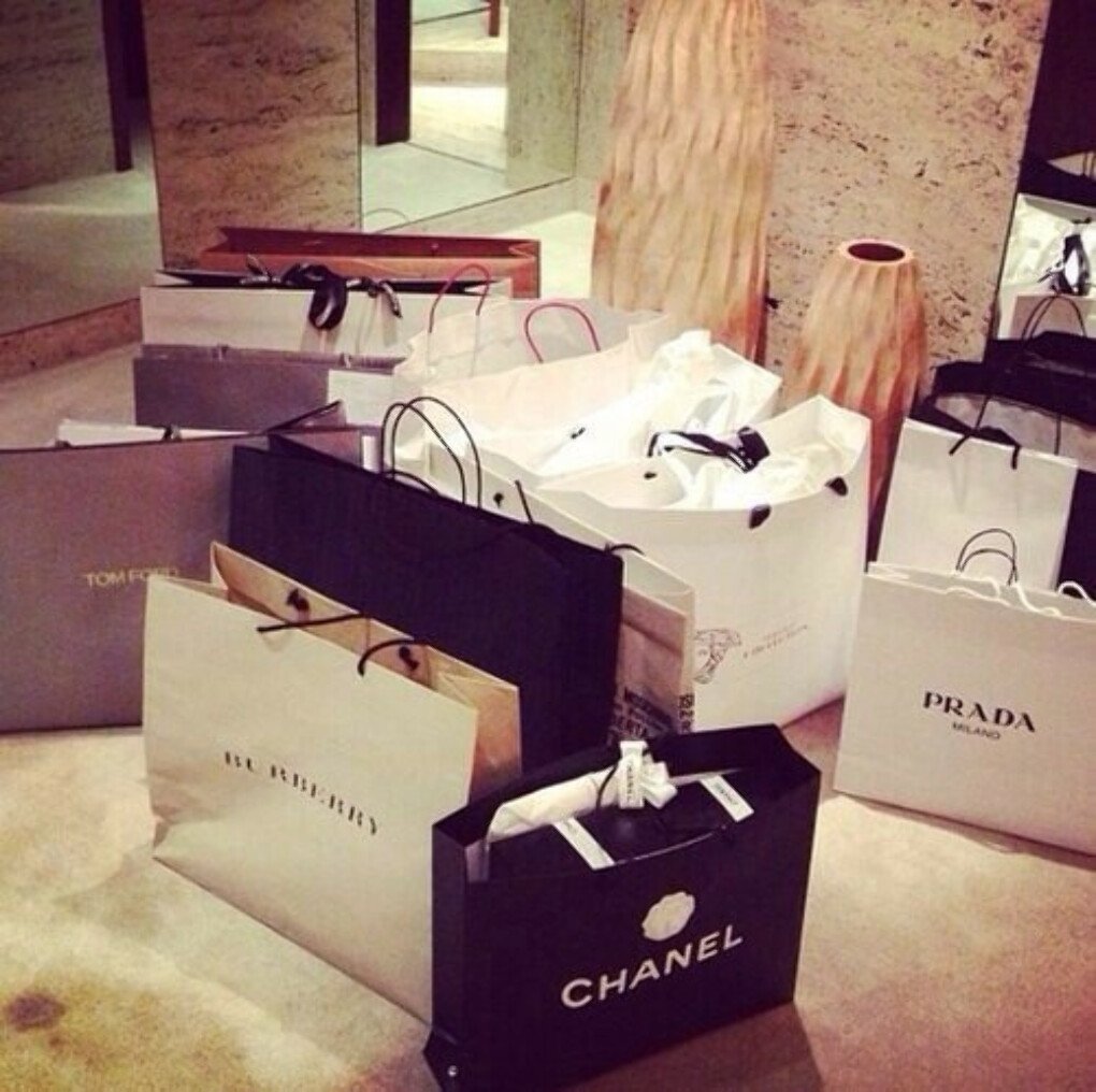 Пакеты с брендовыми вещами