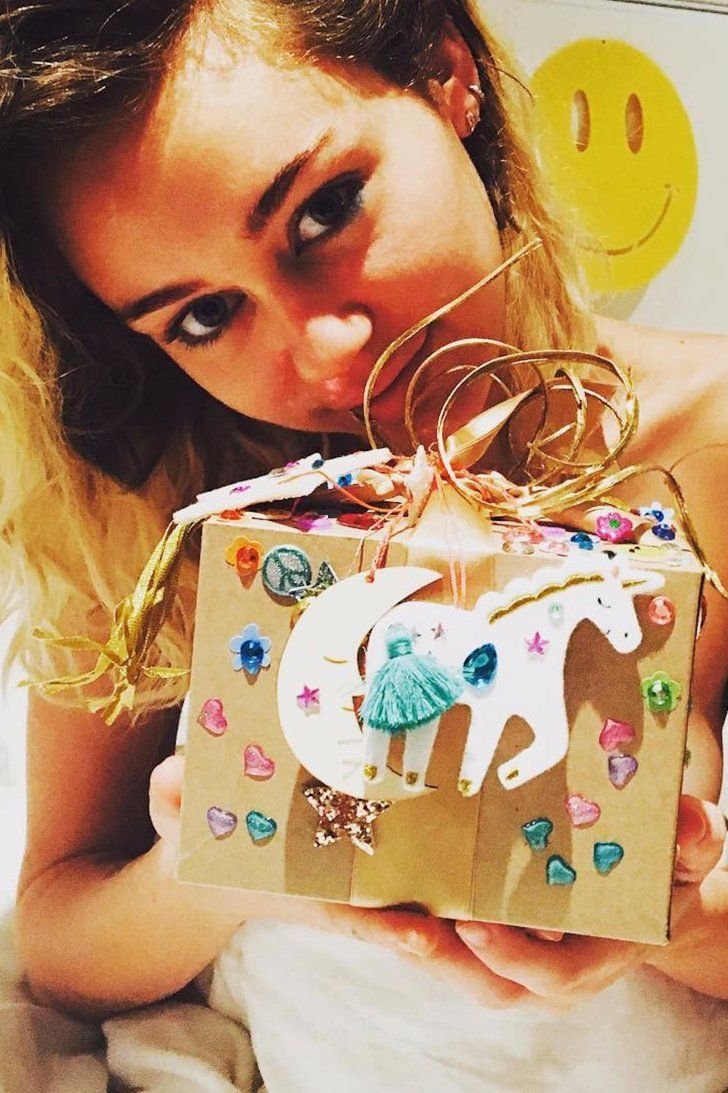 Майли Сайрус с тортом