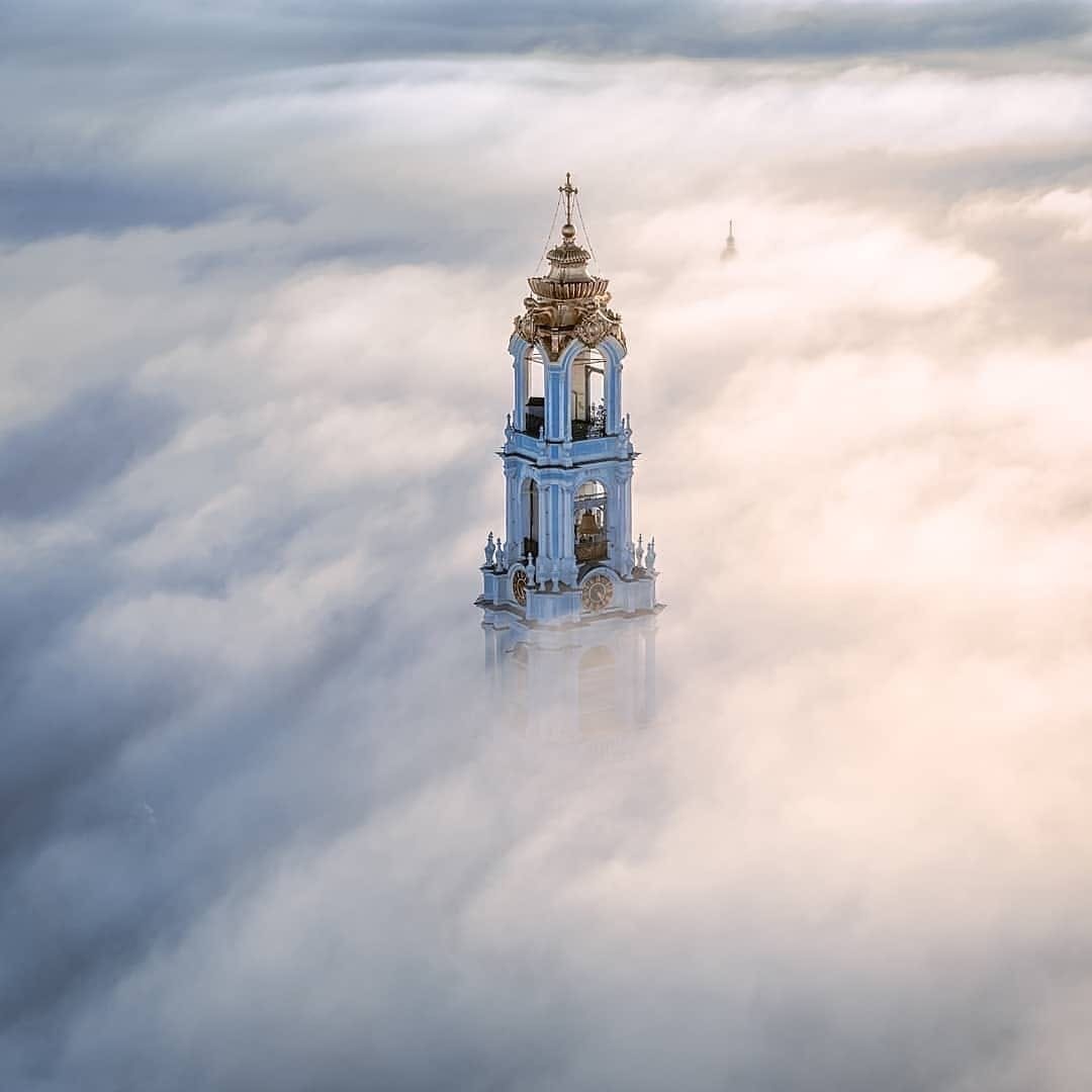 Небесно голубая колокольня
