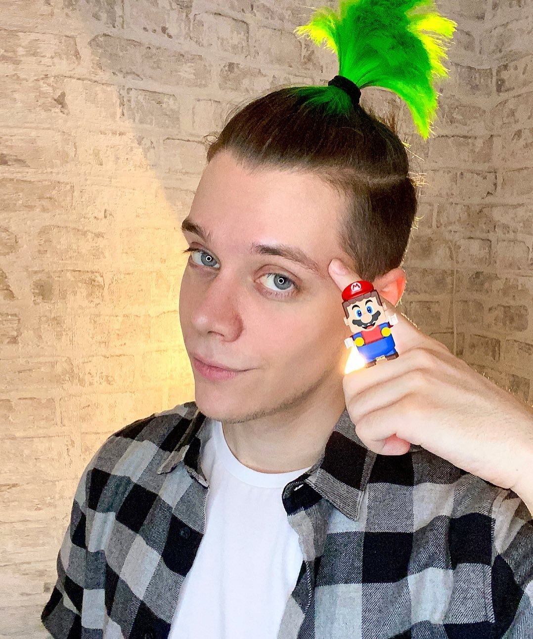 Миллс Кел с зелеными волосами