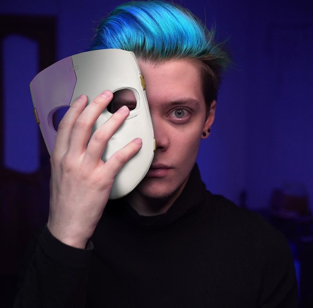 Пушистый волк Женя блоггер