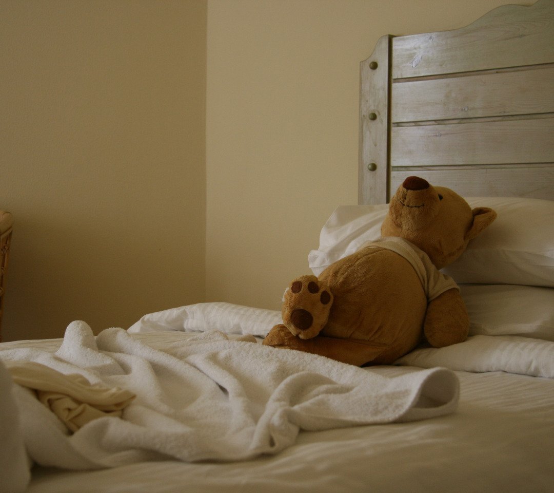 Медвежонок в кроватке