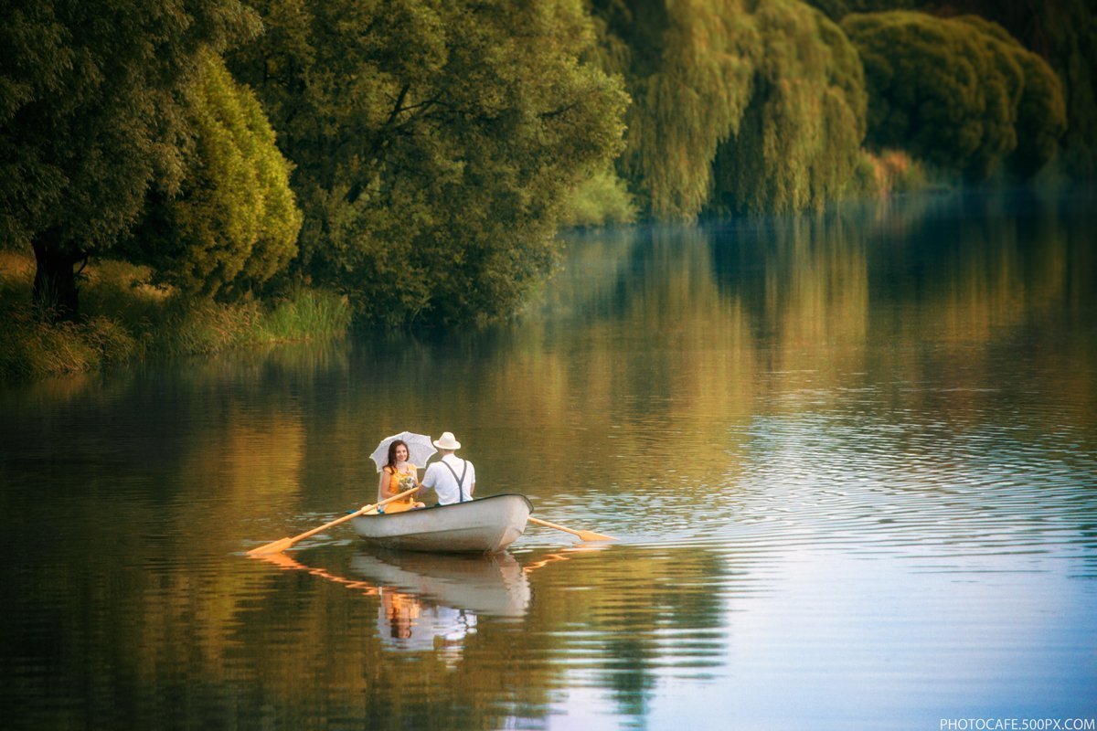 Лодка плывет по реке
