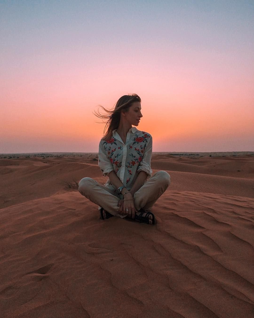 Девушка в хиджабе в пустыне