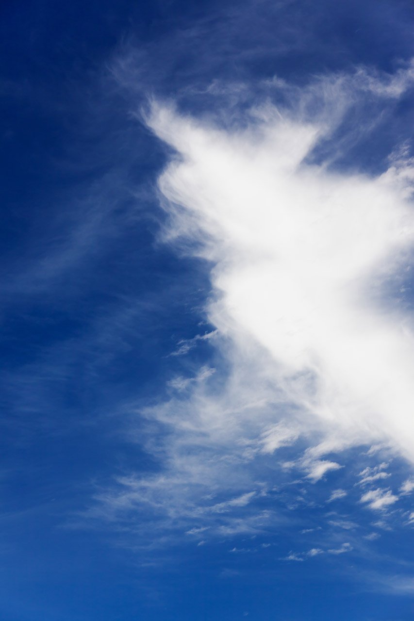 Голубое небо с белыми облаками