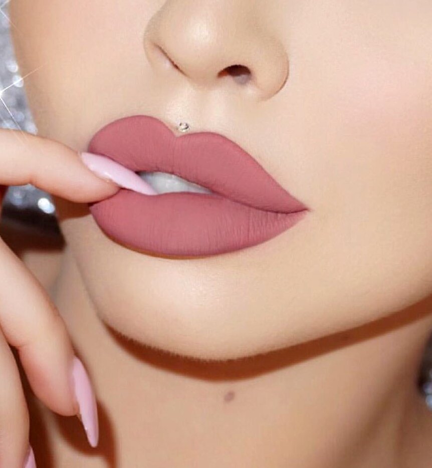 Нежно розовая помада