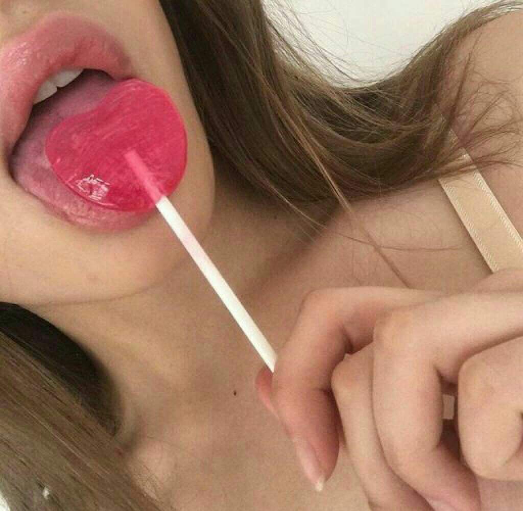 Губы девушки с Чупа чупсом