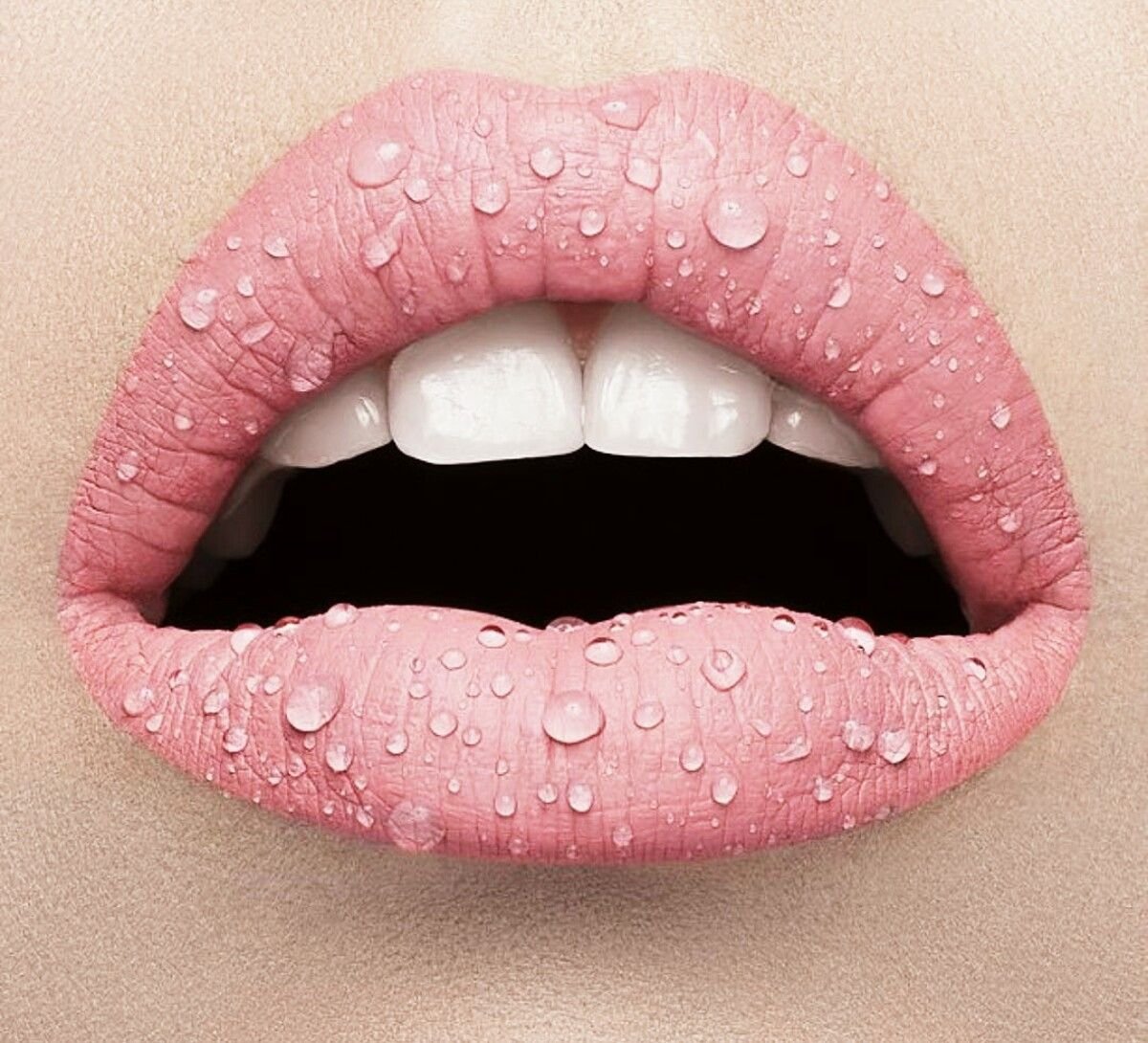 Пухлые розовые губы