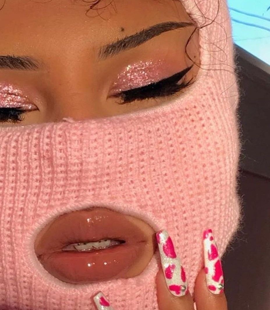 Девочка в розовой Балаклаве