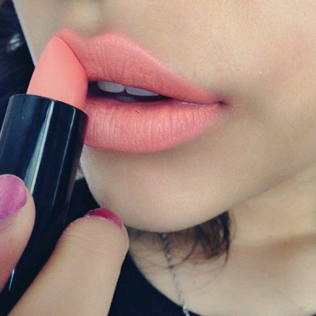 Губы с помадой в руках