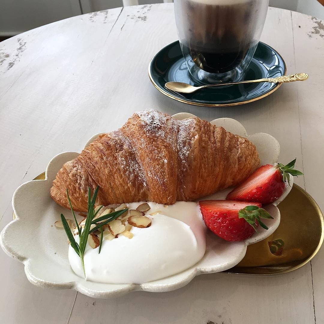 Красивая девушка и стейк