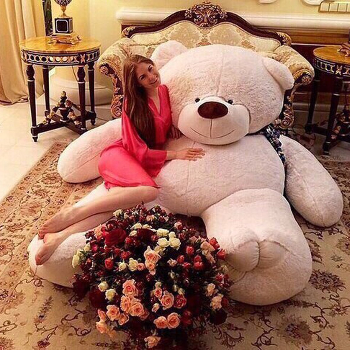 Девушка с мягкой игрушкой