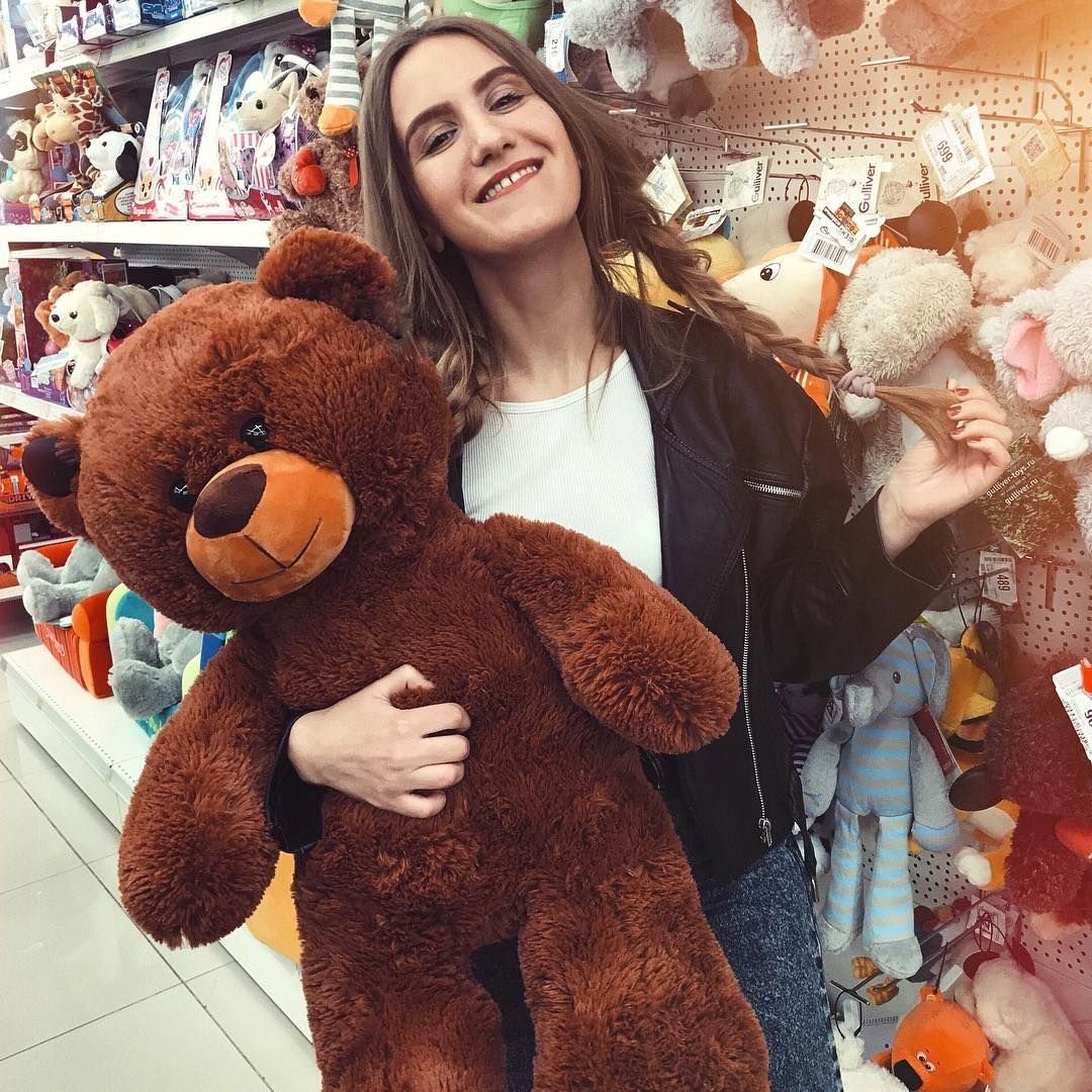 Девушка с игрушкой