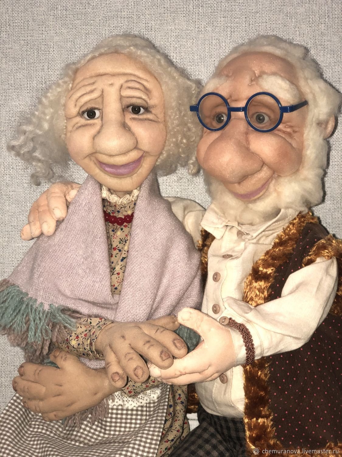Бабушка рядышком с дедушкой