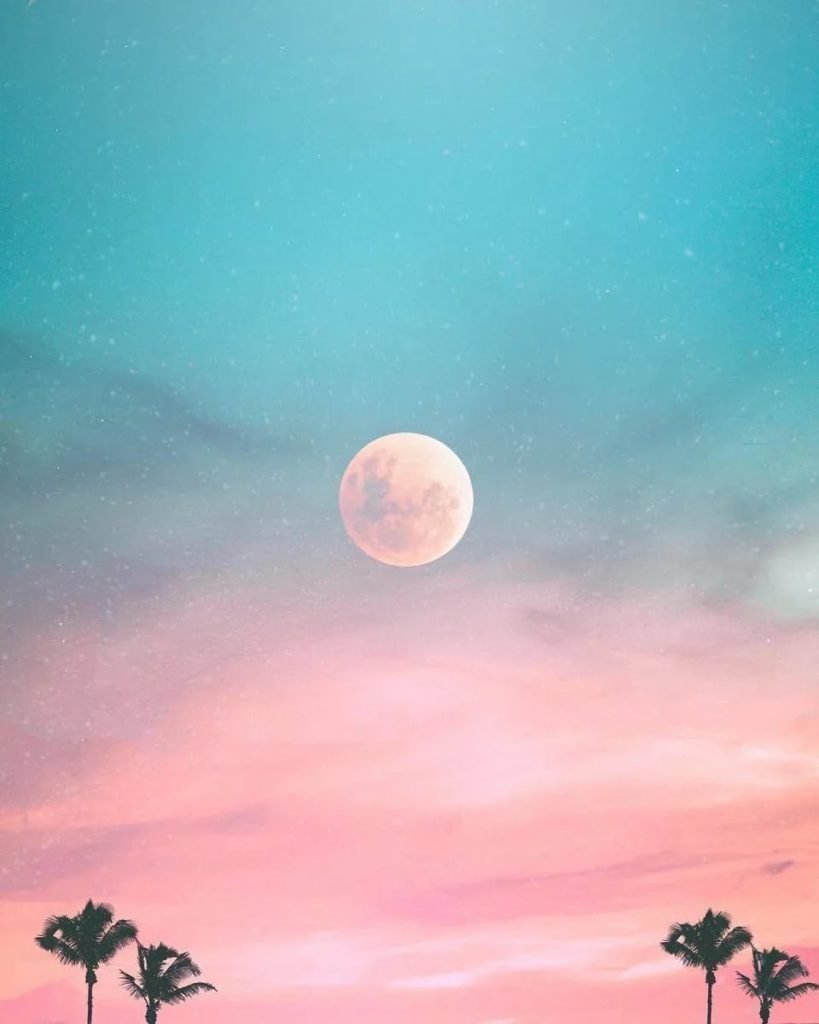 Луна на розовом небе