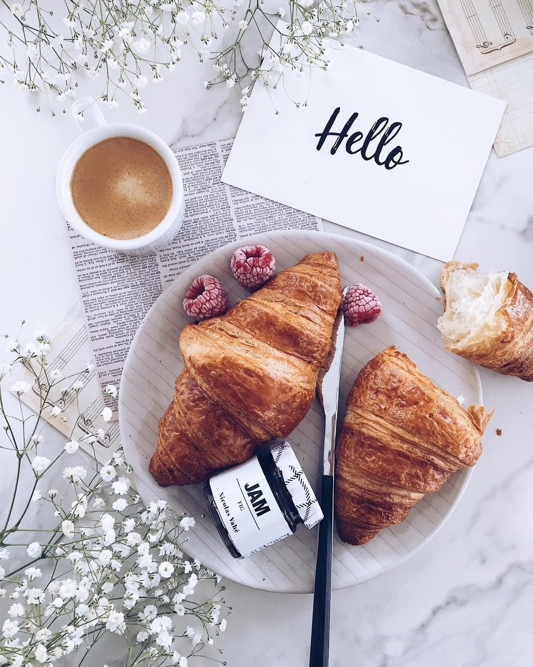 Кофе и круассан