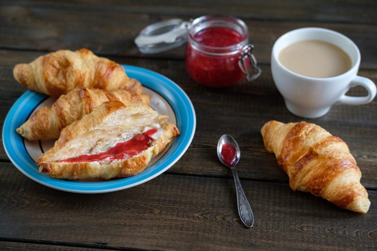 Завтрак с круассаном