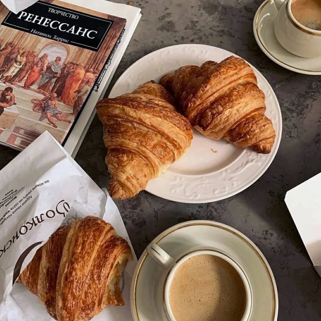 Завтрак кофе и круассаны
