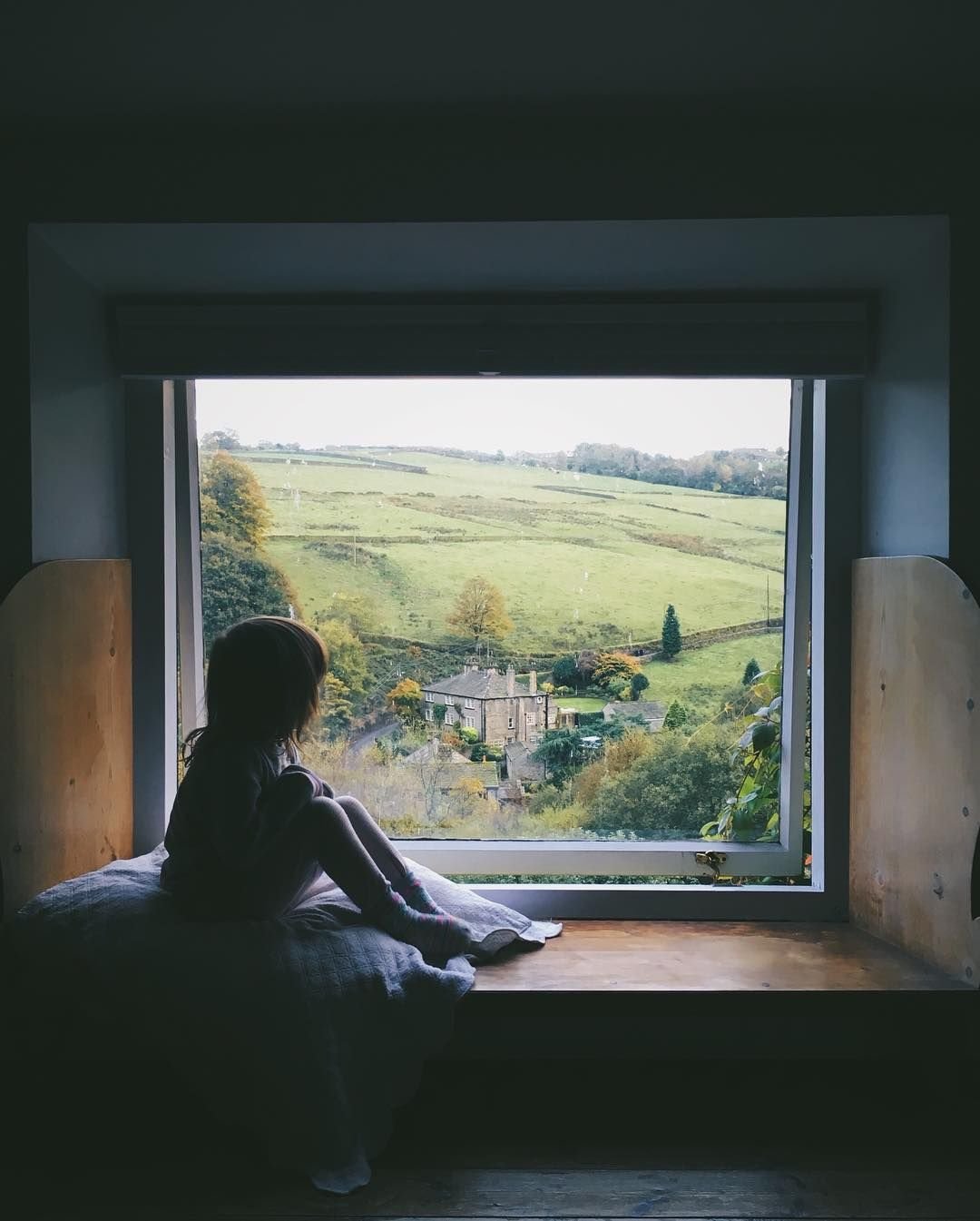 Человек сидит на окне