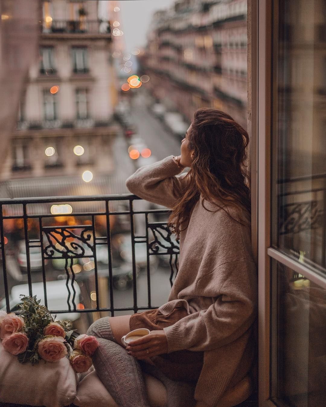 Блондинка на балконе