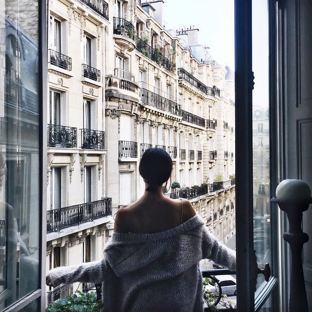 Девушка на балконе