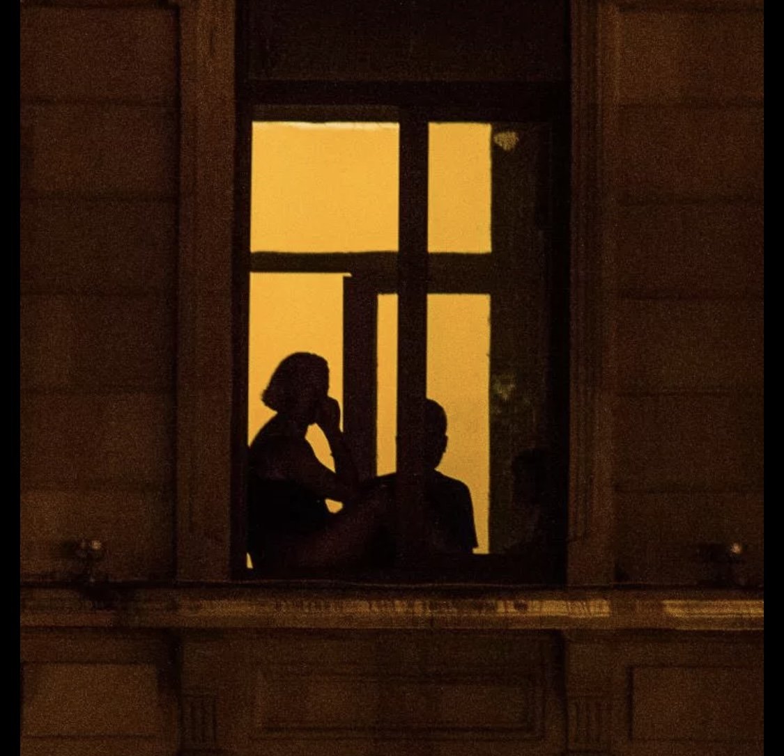 Блондинка у окна