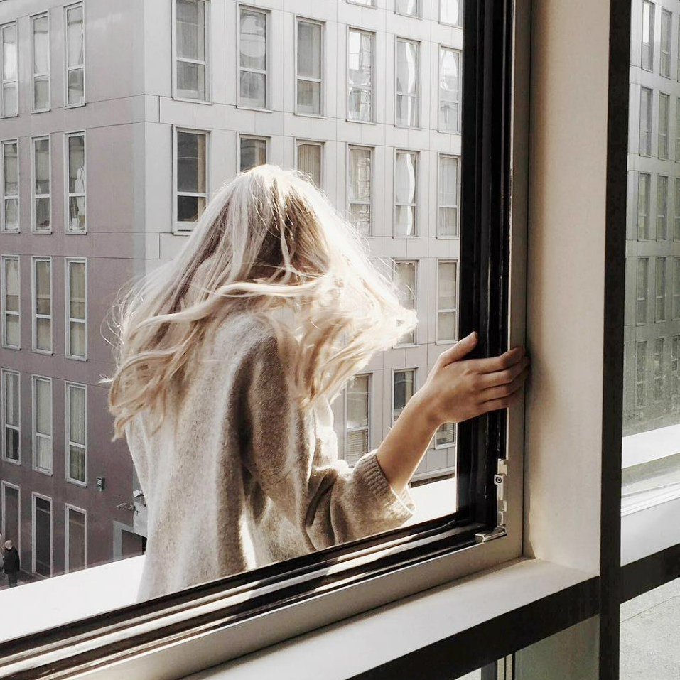 Чтение книги у окна