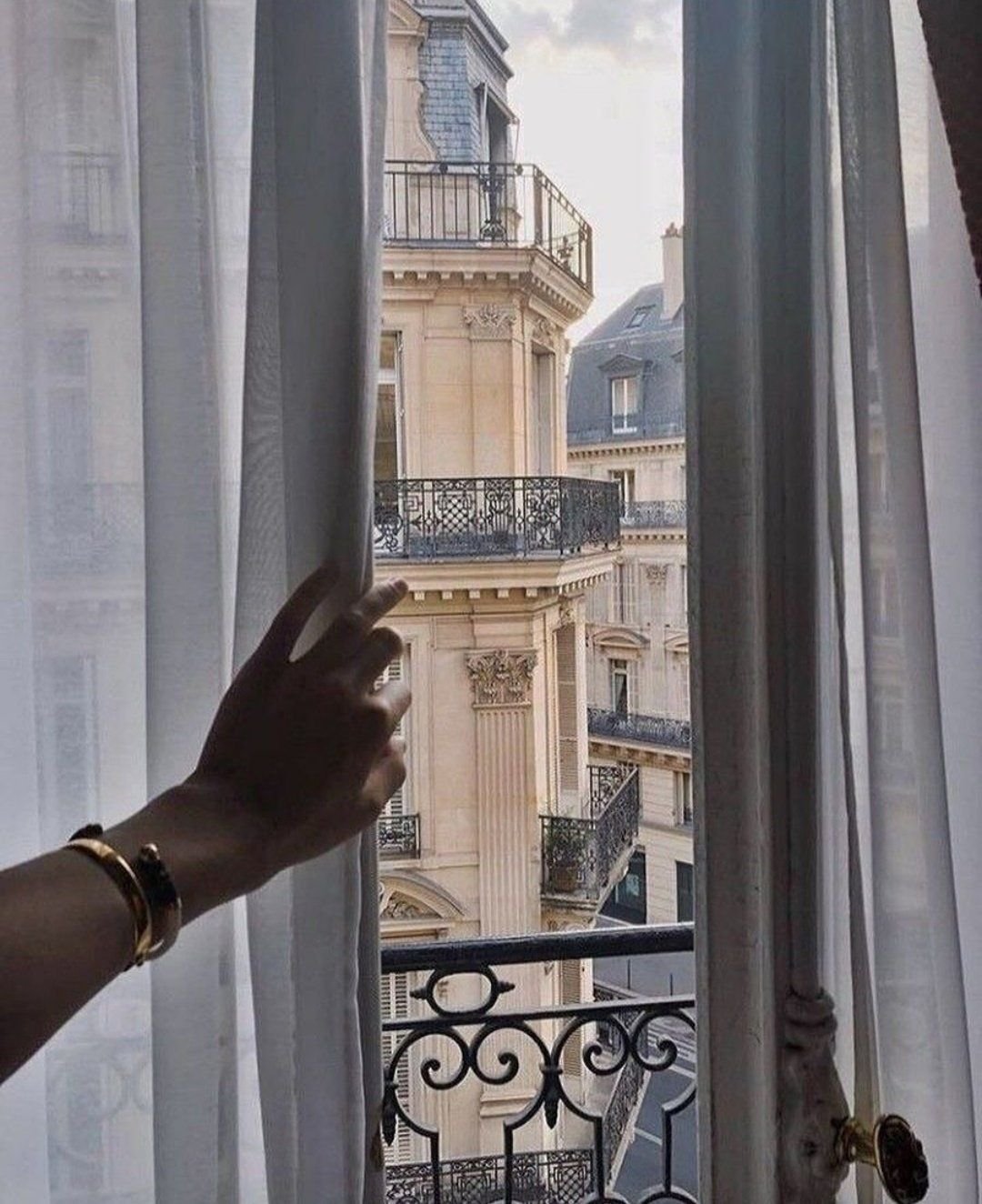 Человек у окна