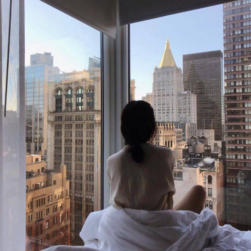 Красивый вид из окна с девушкой
