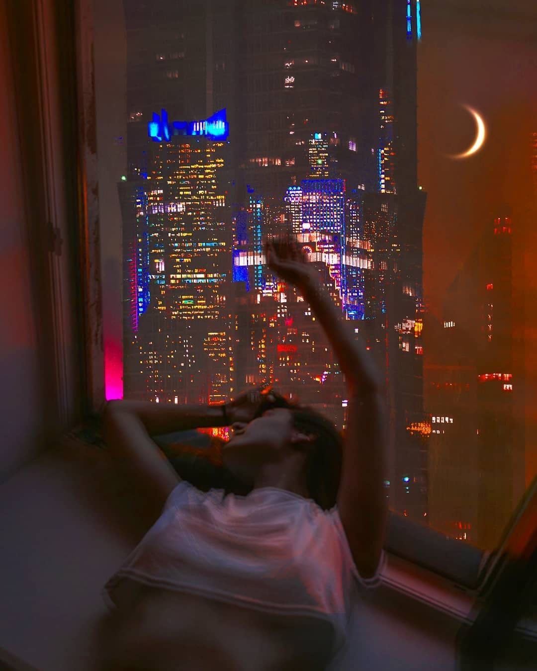 Девушка у окна