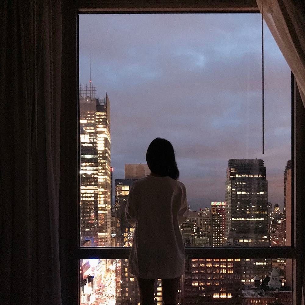 Кровать окно небоскреб