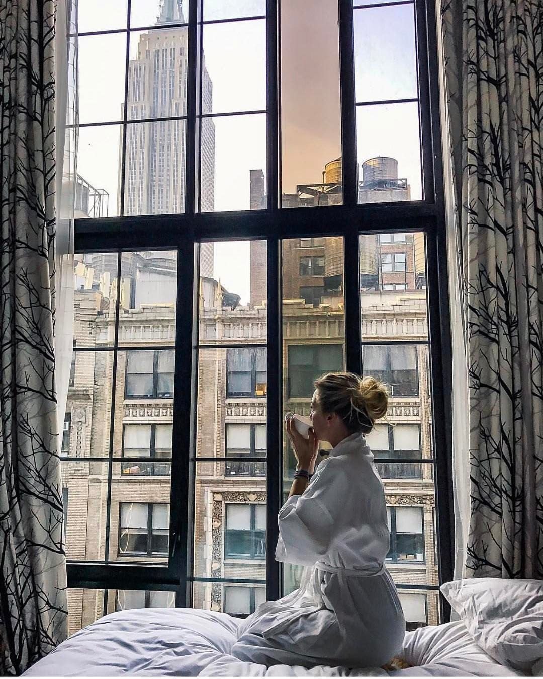 Девушка с книгой на подоконнике