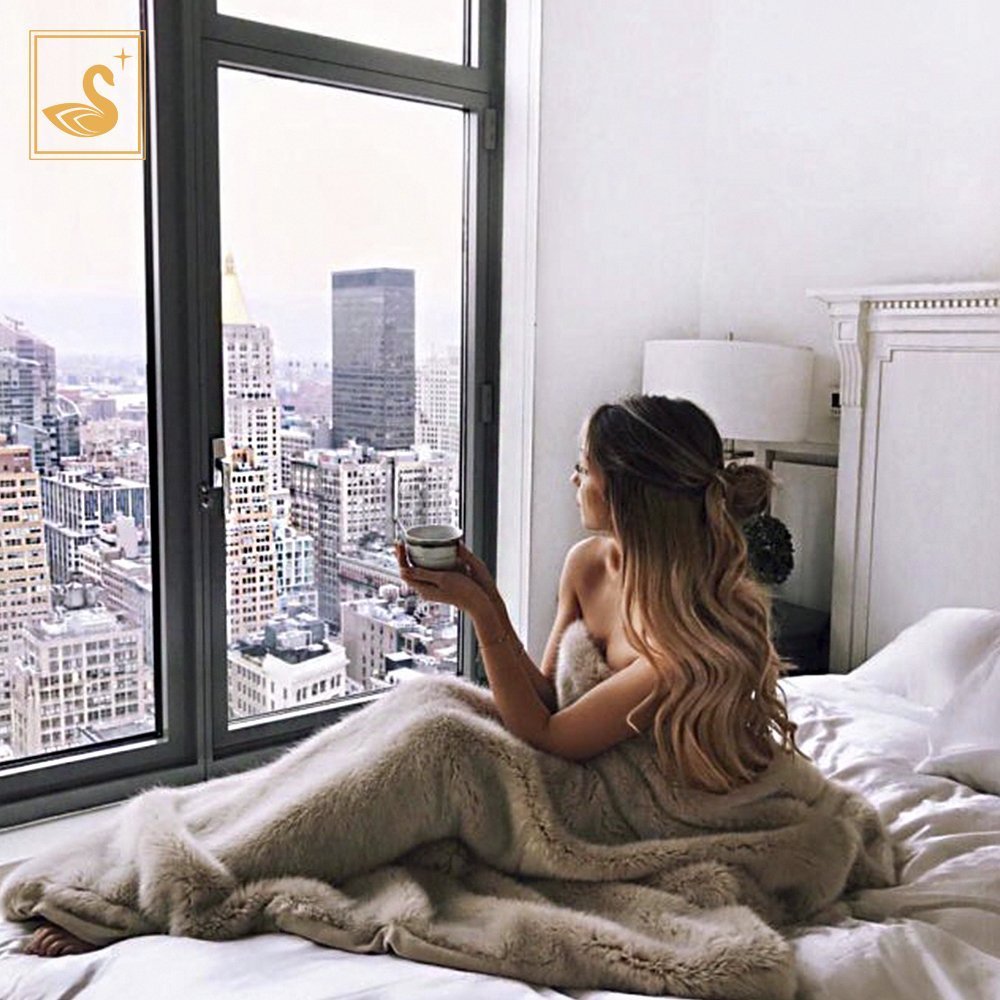 Вид на город девушка