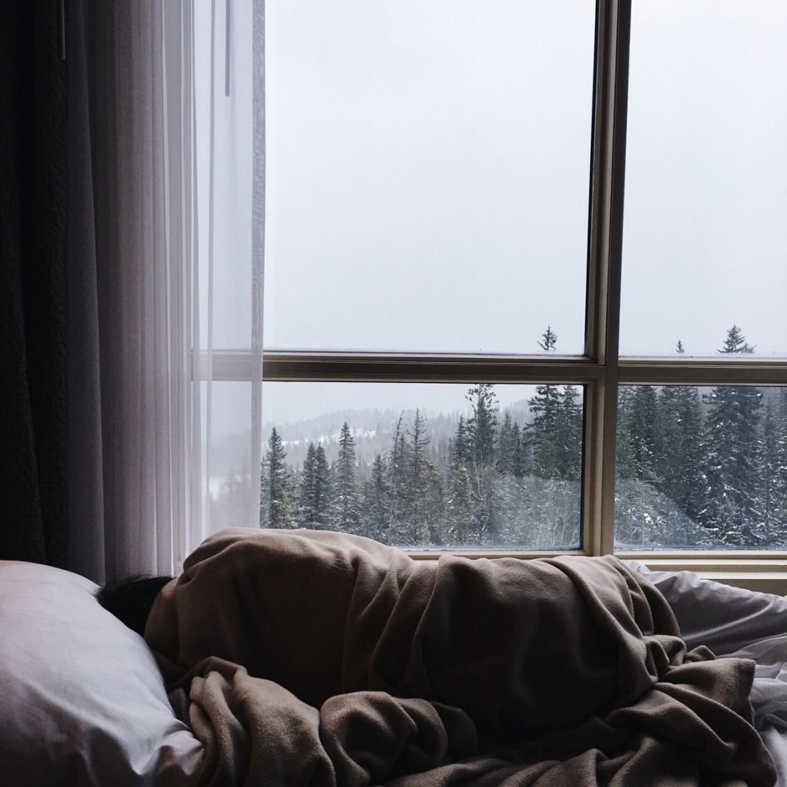 Парень курит у окна